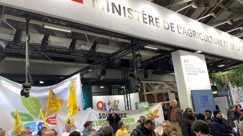 Manifestation en musique de la Confédération paysanne sur le stand du ministère de l'Agriculture au Salon interational de l'agriculture le 28 février 2023. Manifestation en musique de la Confédération paysanne sur le stand du ministère de l'Agriculture au Salon interational de l'agriculture le 28 février 2023.